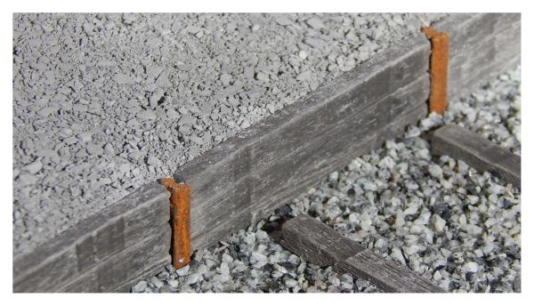 Juweela, Bahnsteig Schütt Holzschwelle, Spur 0, 1:45, 24251, Made in Germany
